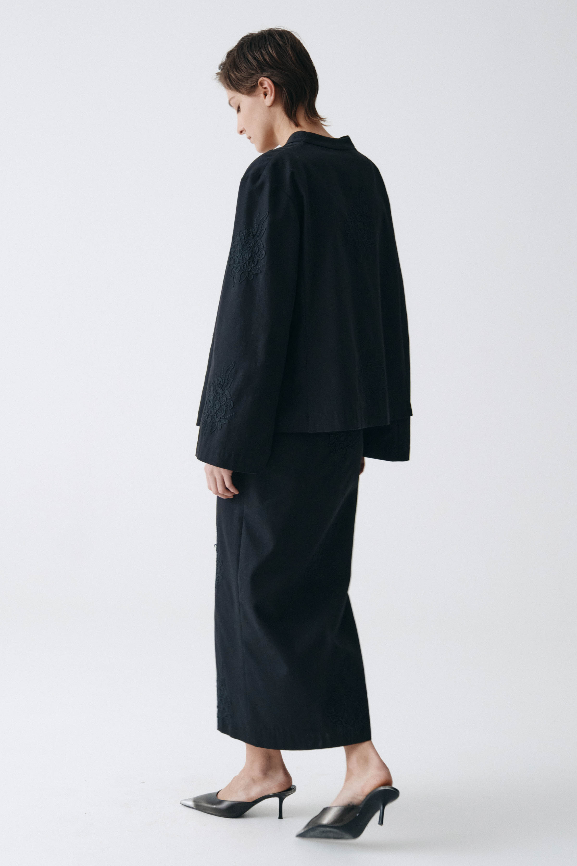 Жакет накидка с вышивкой, короткий