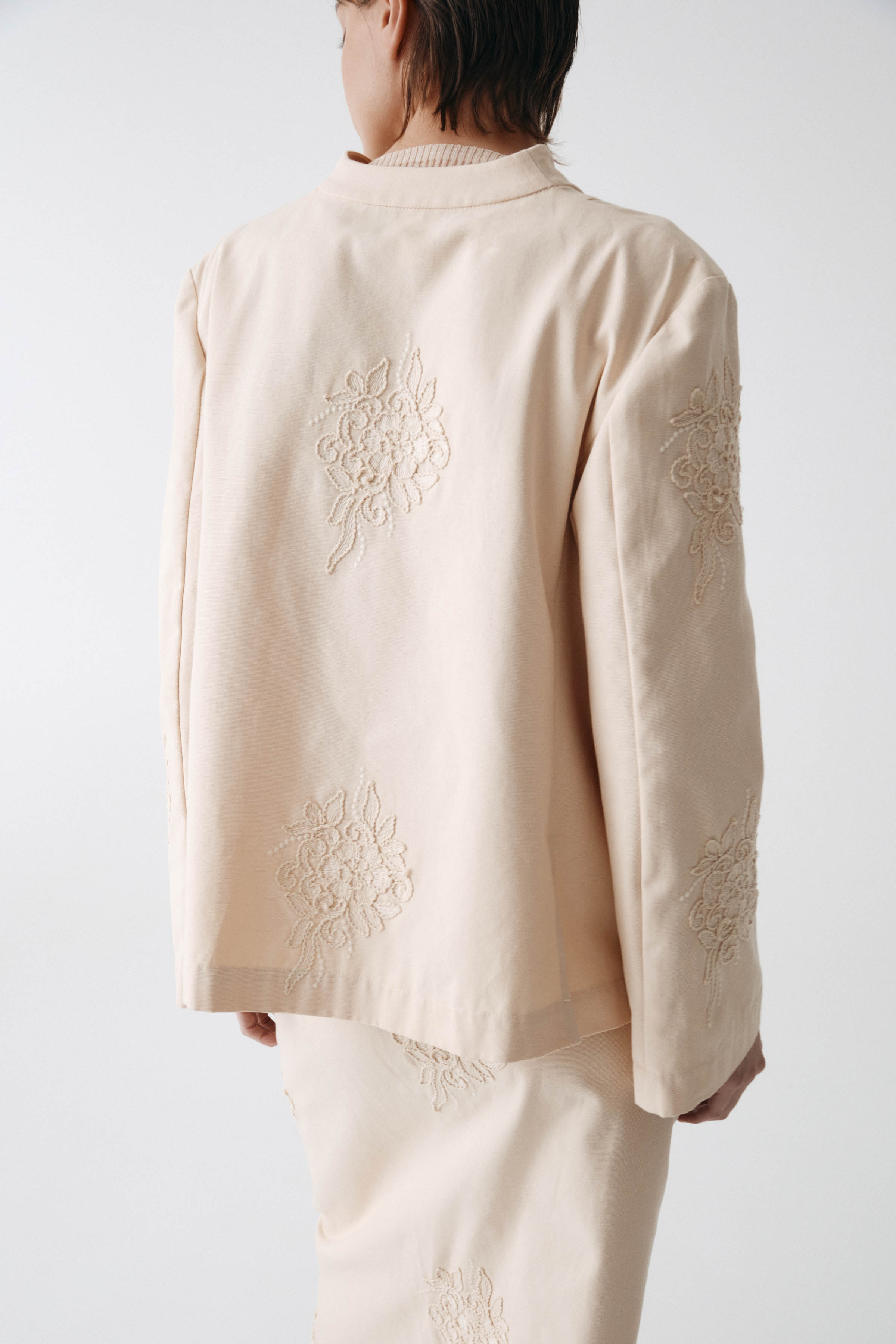 Жакет накидка с вышивкой, короткий