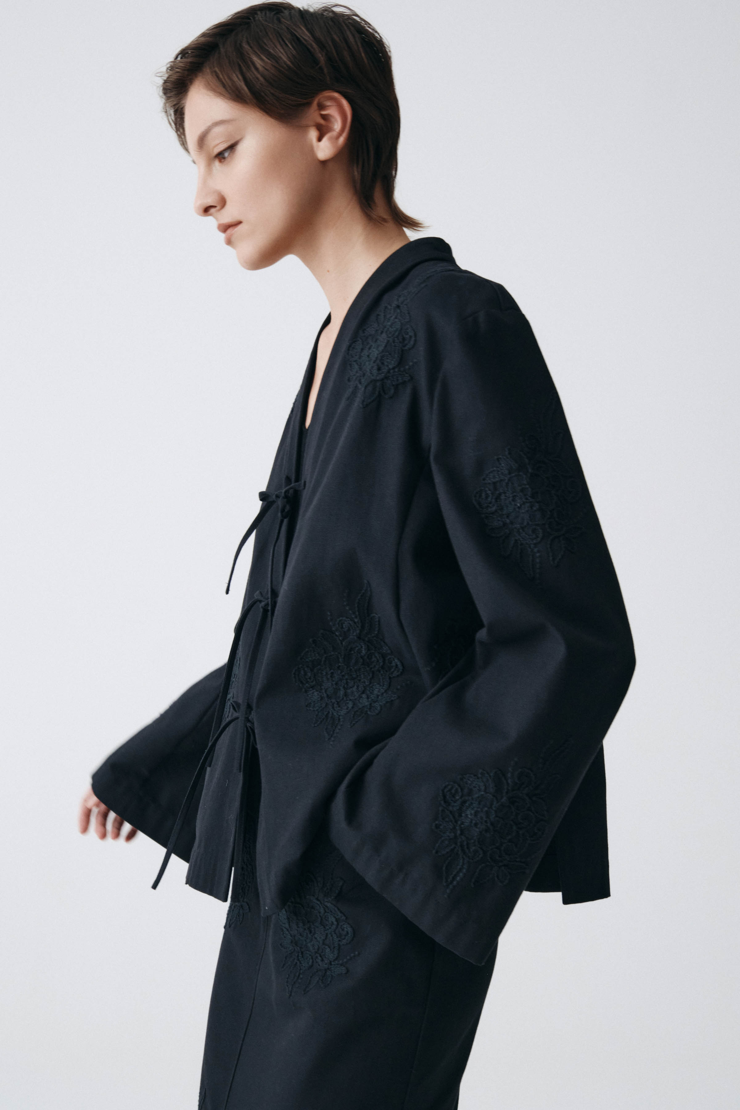 Жакет накидка с вышивкой, короткий