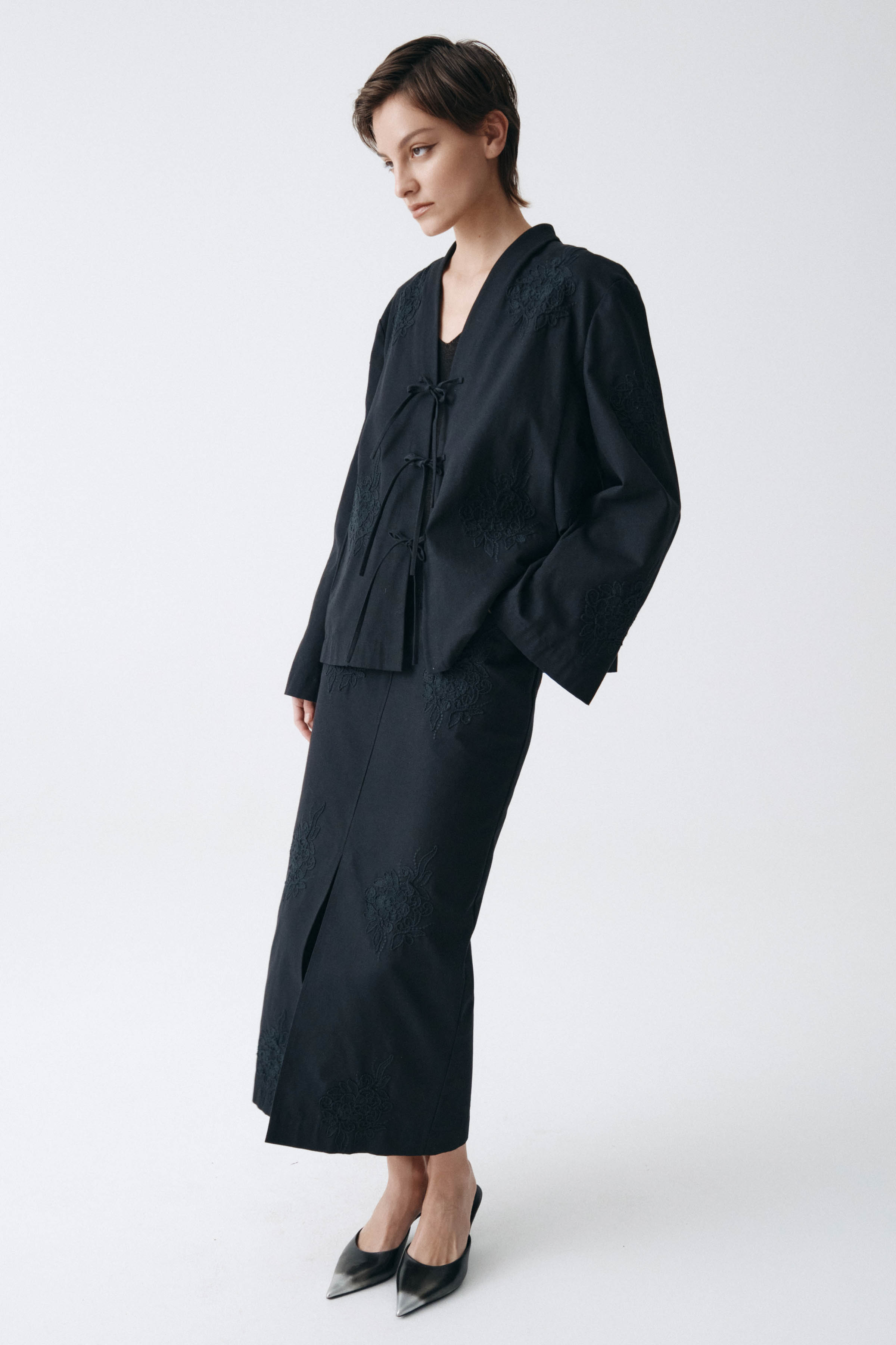 Жакет накидка с вышивкой, короткий