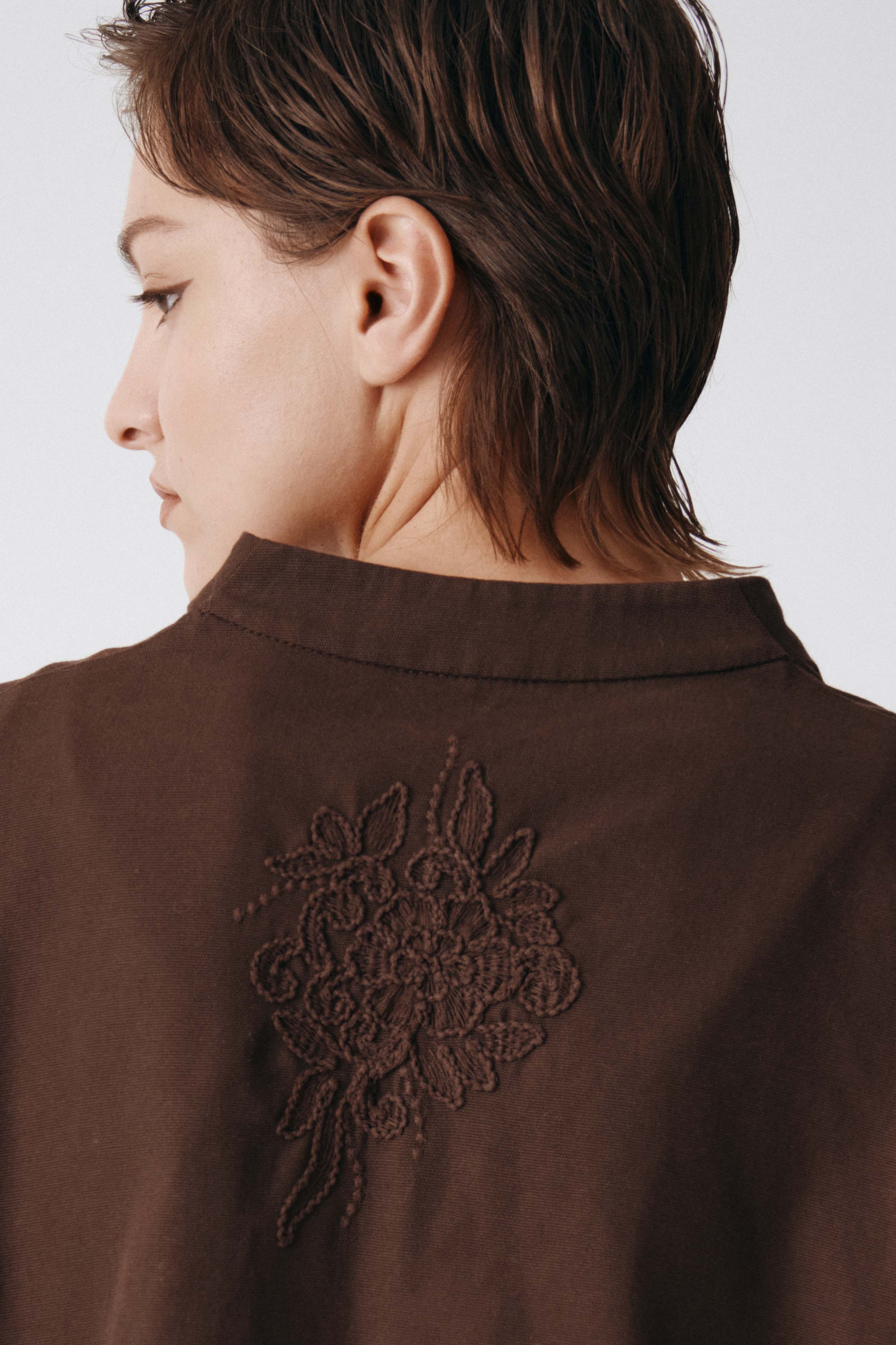 Жакет накидка с вышивкой, короткий