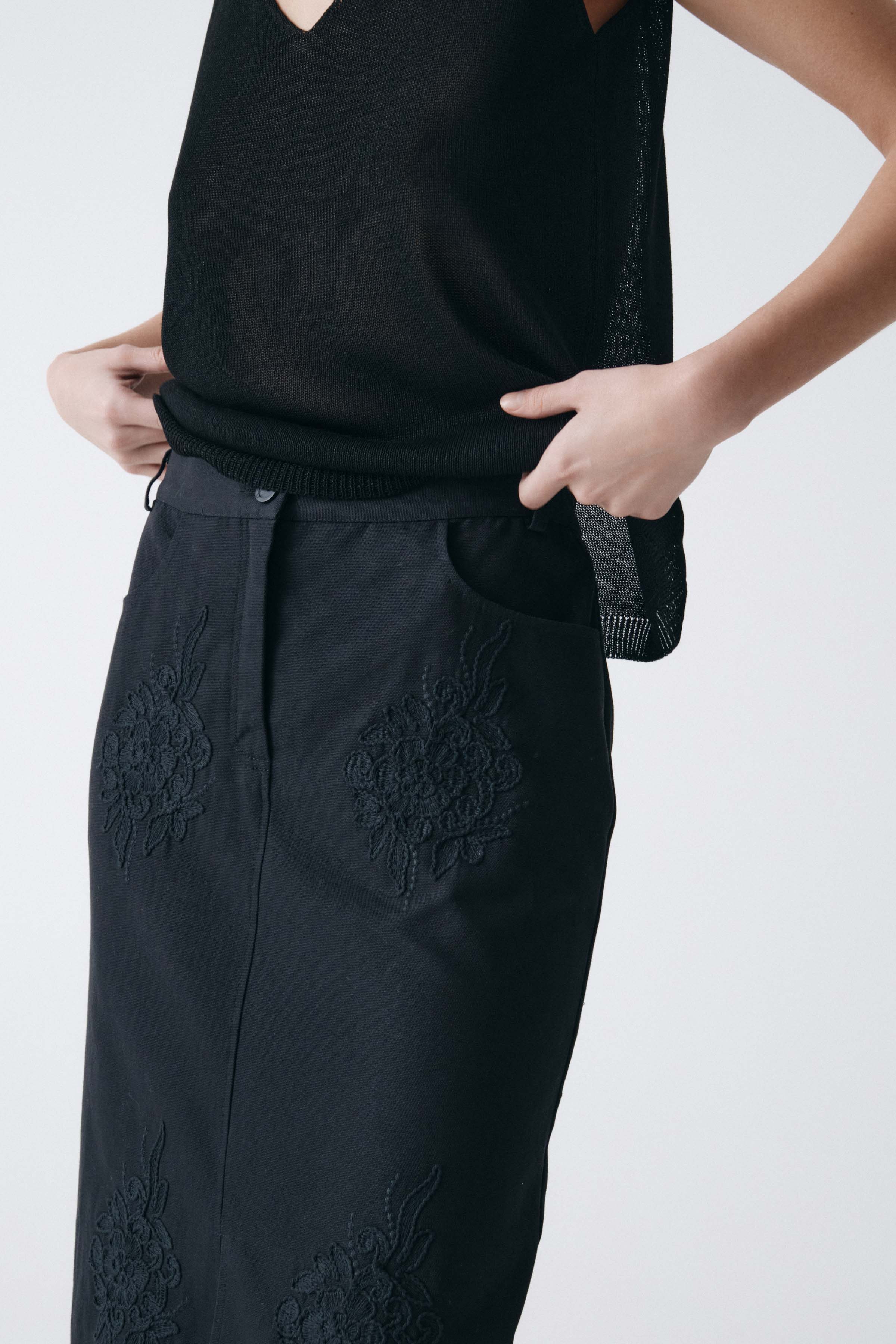 Юбка прямая с вышивкой