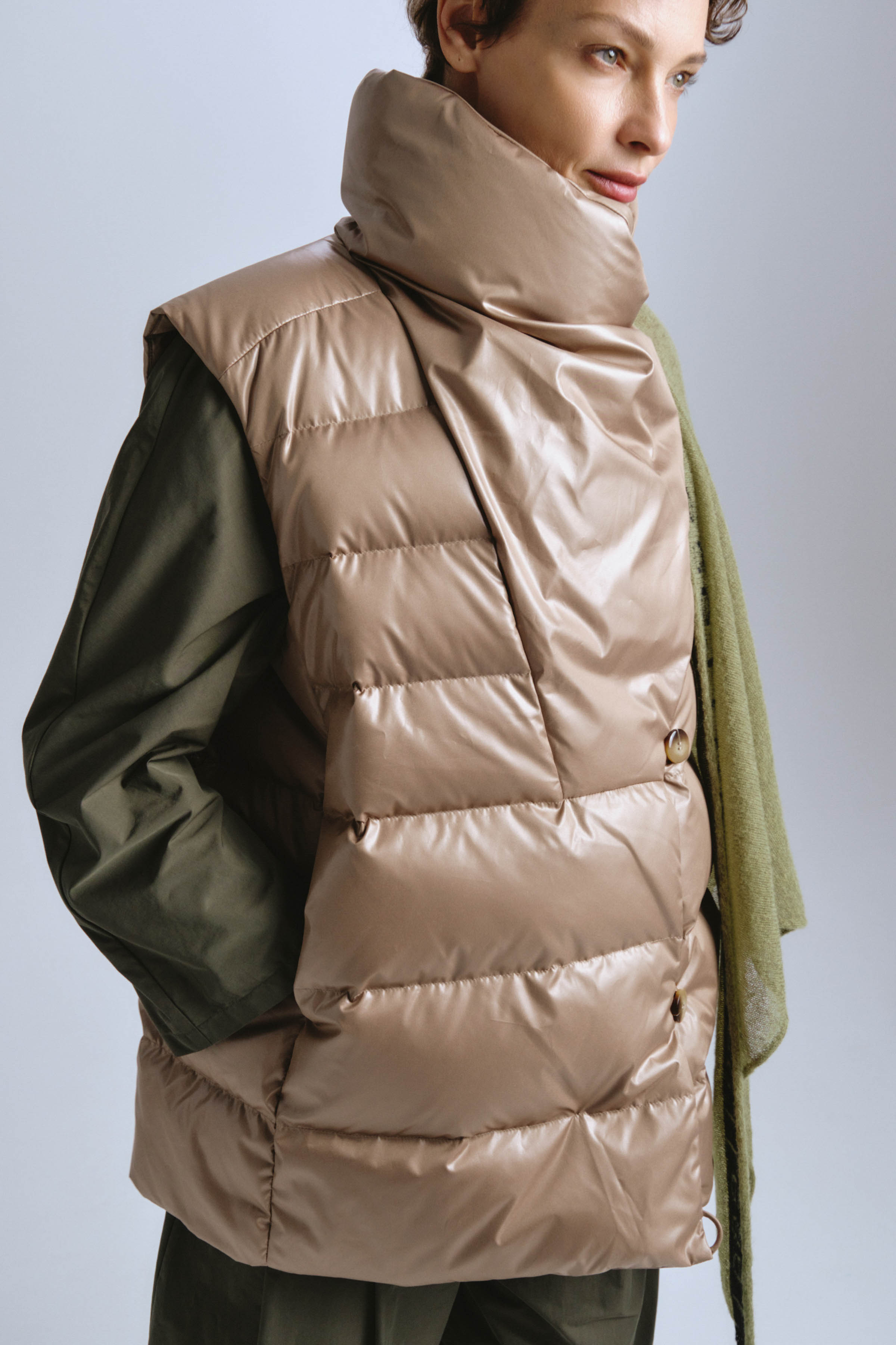 Жилет пуховый с навесными петлями