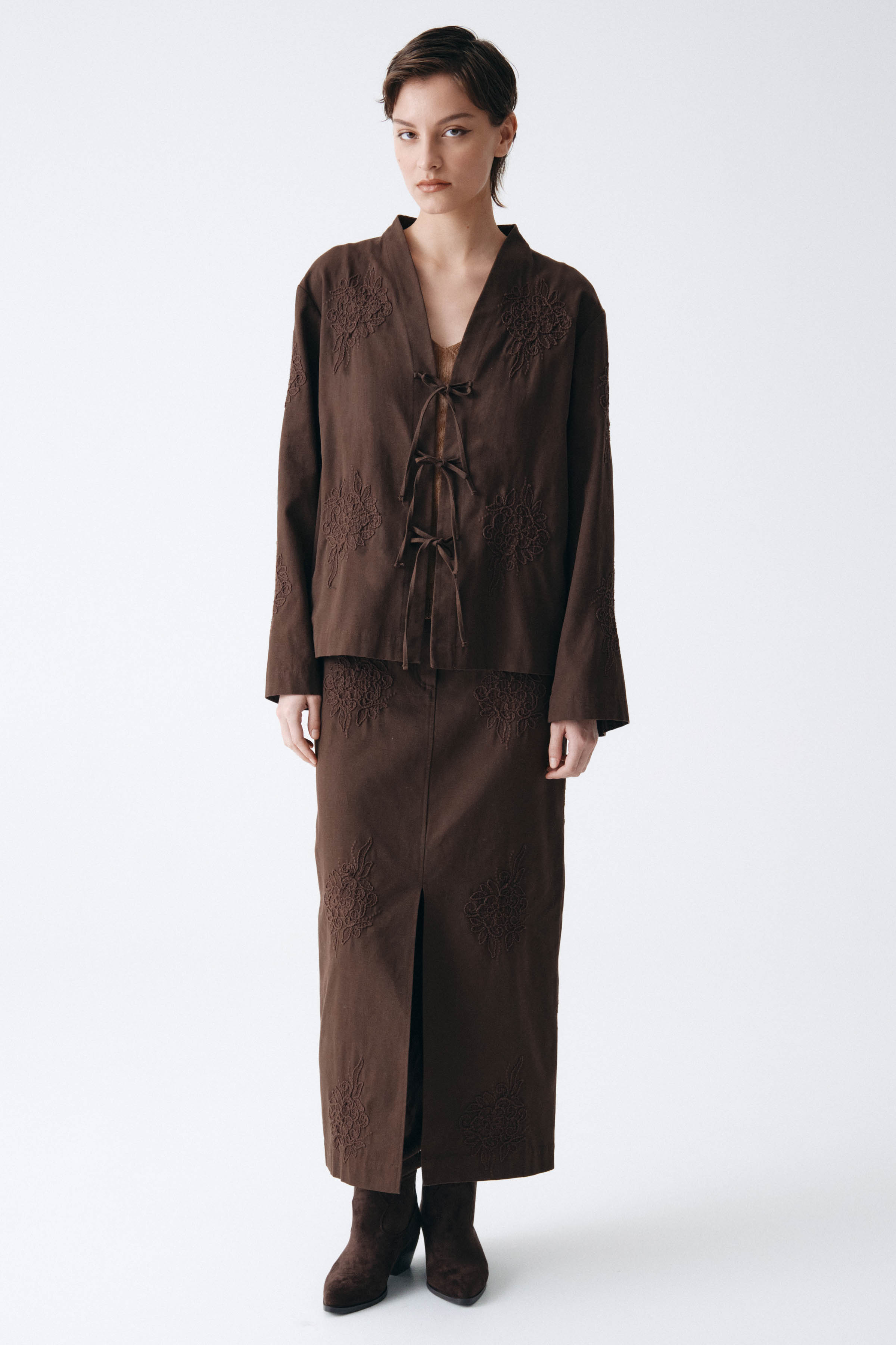 Жакет накидка с вышивкой, короткий